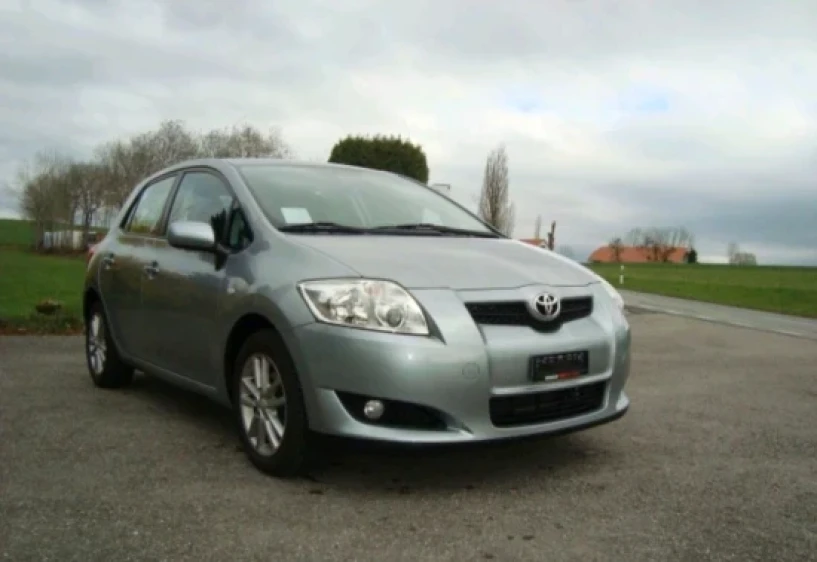 Alquila un coche en Tirana