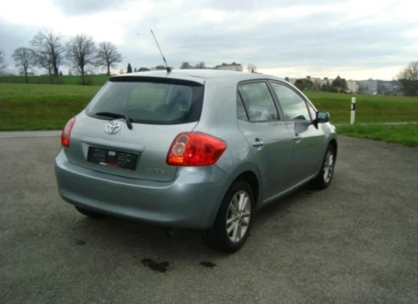 Alquila un coche en Tirana