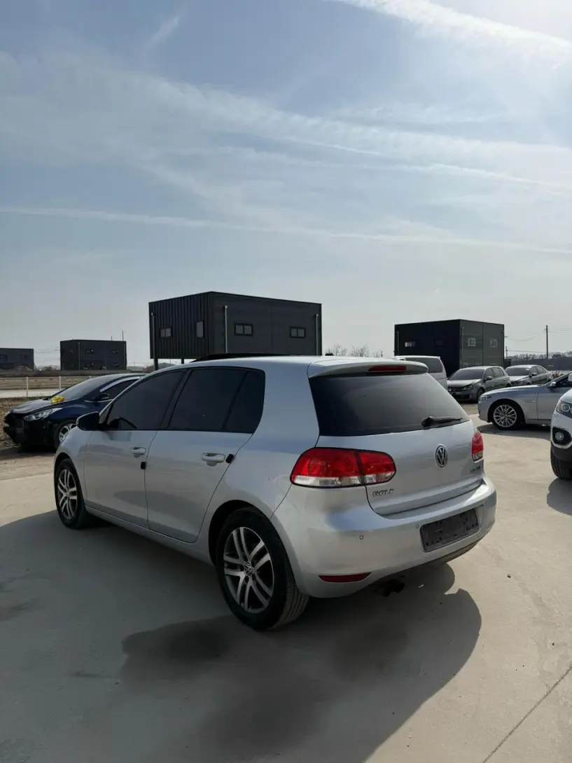 Merrni me qira një makinë në Tirana