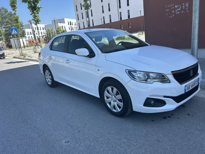 Noleggia un'auto a Tirana