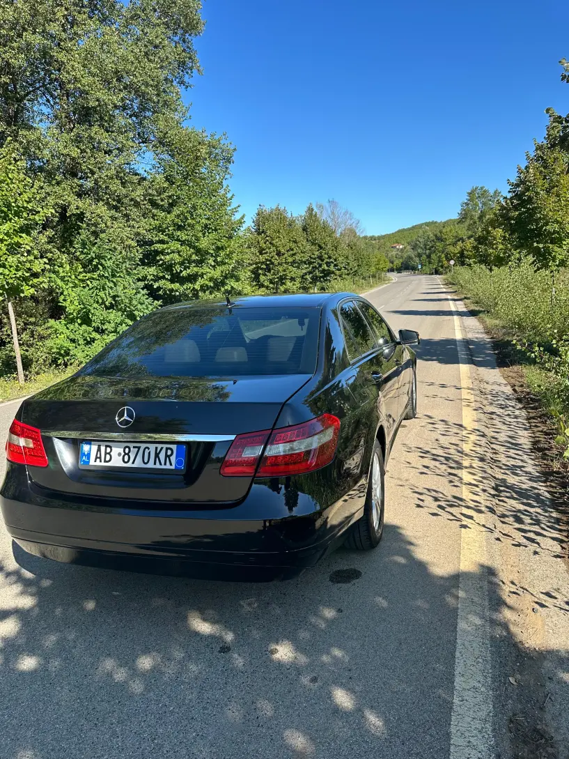 Noleggia un'auto a Sarandë